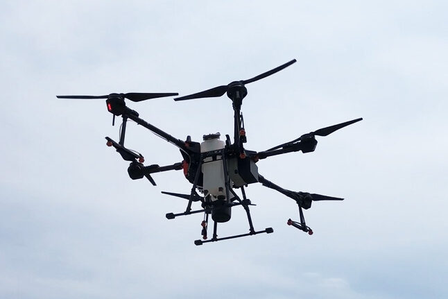 ドローンの機体の写真。空中で動作している様子